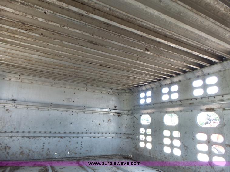 image for item L6243 1986 Wilson PSDCL-208 livestock trailer