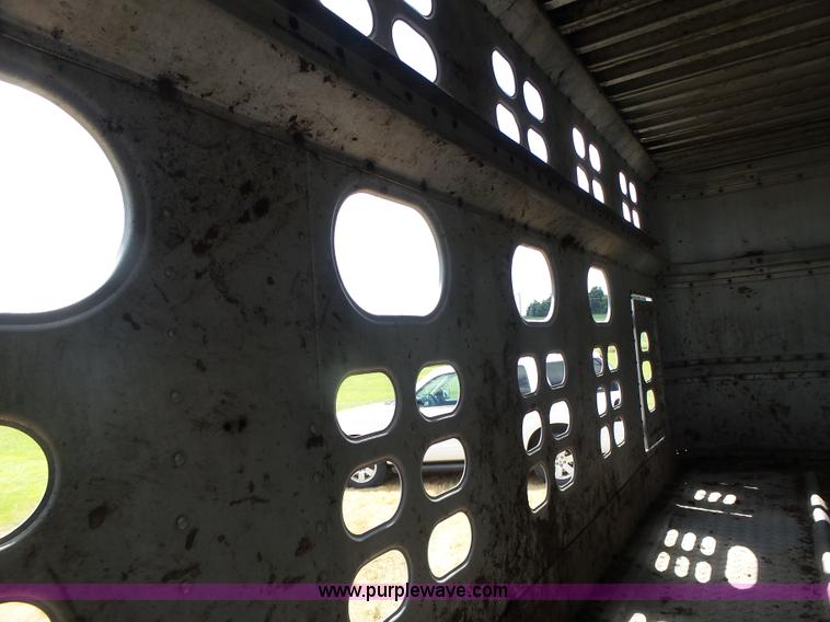 image for item L6243 1986 Wilson PSDCL-208 livestock trailer