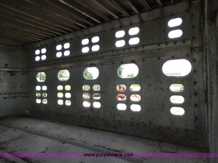 image for item L6243 1986 Wilson PSDCL-208 livestock trailer