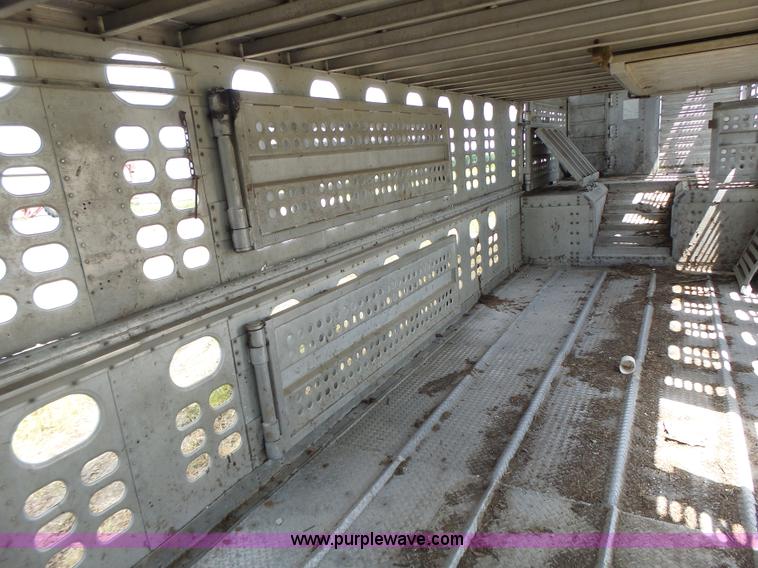 image for item L6243 1986 Wilson PSDCL-208 livestock trailer