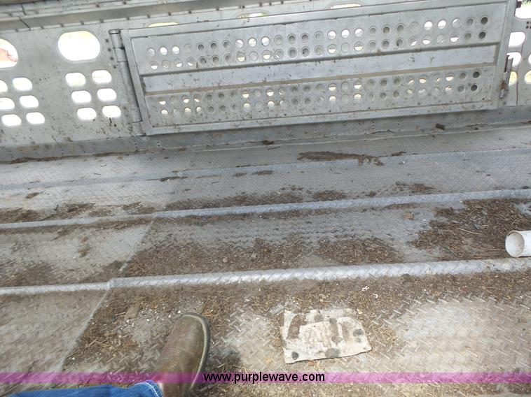 image for item L6243 1986 Wilson PSDCL-208 livestock trailer