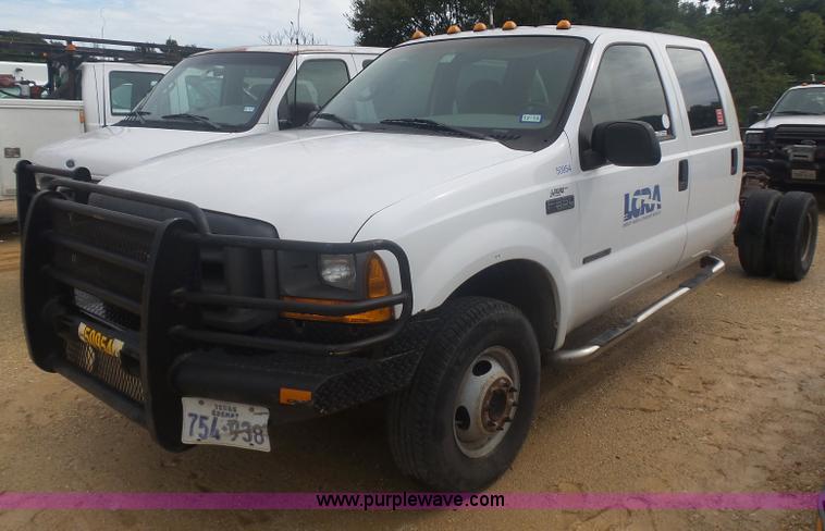 image for item AQ9632 1999 Ford F350 Super Duty Crew Cab pickup truck cab and chassis