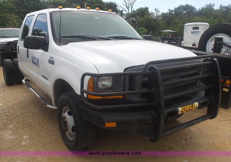 image for item AQ9632 1999 Ford F350 Super Duty Crew Cab pickup truck cab and chassis