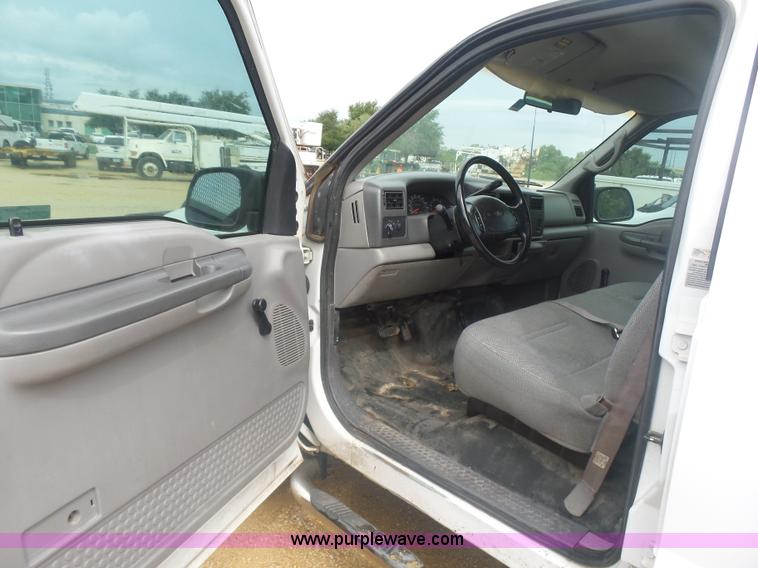 image for item AQ9632 1999 Ford F350 Super Duty Crew Cab pickup truck cab and chassis