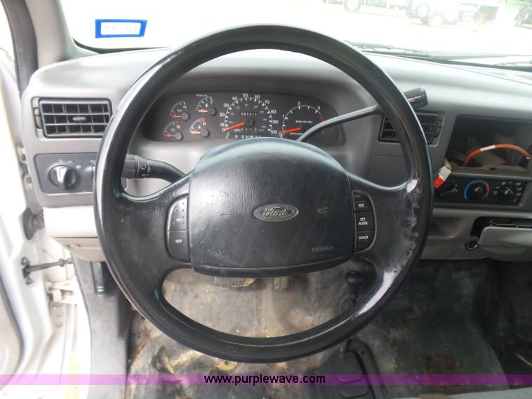 image for item AQ9632 1999 Ford F350 Super Duty Crew Cab pickup truck cab and chassis