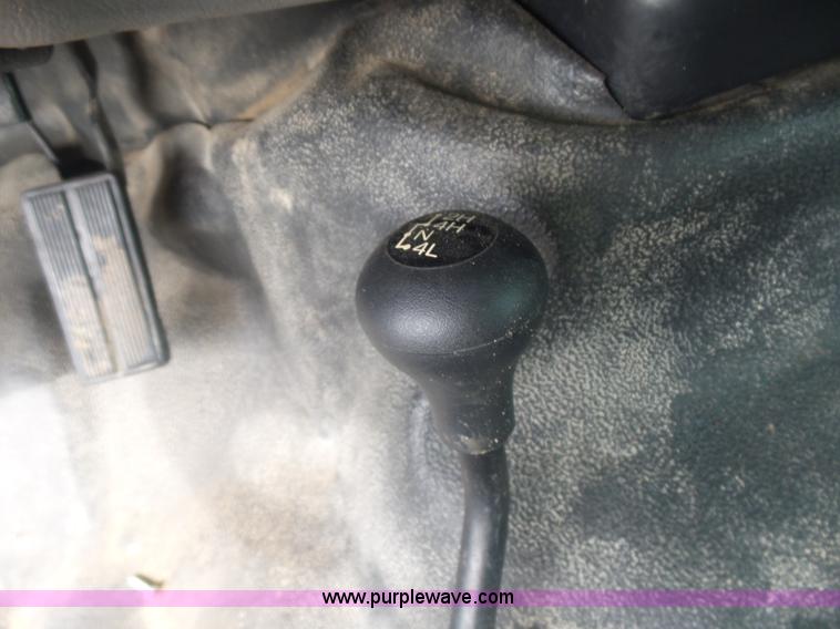 image for item AQ9632 1999 Ford F350 Super Duty Crew Cab pickup truck cab and chassis