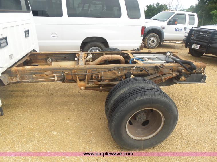 image for item AQ9632 1999 Ford F350 Super Duty Crew Cab pickup truck cab and chassis