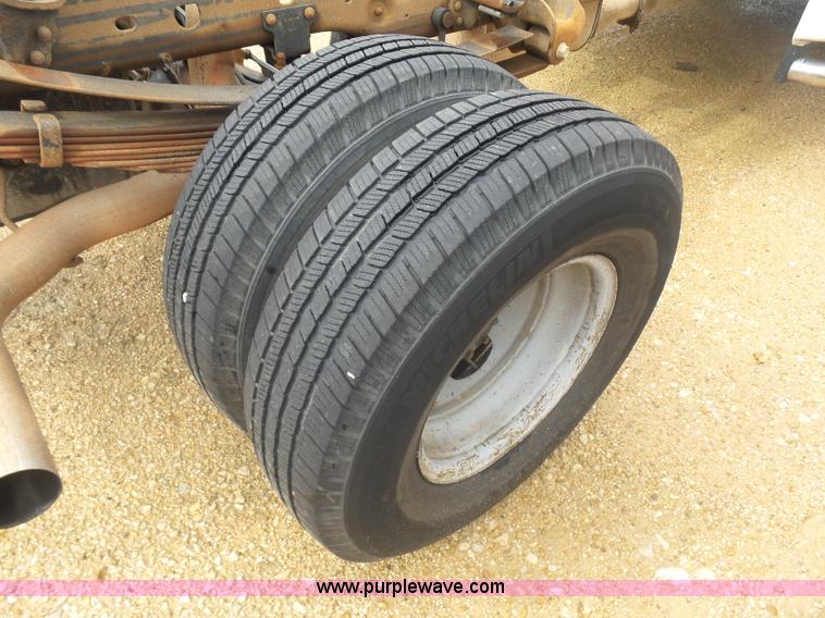 image for item AQ9632 1999 Ford F350 Super Duty Crew Cab pickup truck cab and chassis