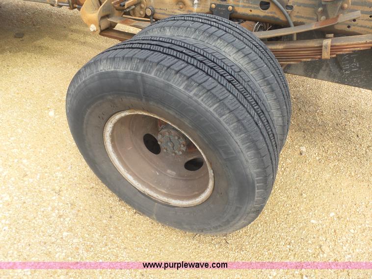 image for item AQ9632 1999 Ford F350 Super Duty Crew Cab pickup truck cab and chassis