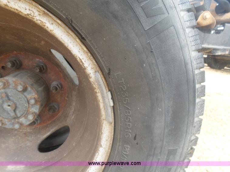 image for item AQ9632 1999 Ford F350 Super Duty Crew Cab pickup truck cab and chassis