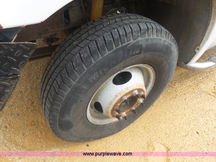 image for item AQ9632 1999 Ford F350 Super Duty Crew Cab pickup truck cab and chassis