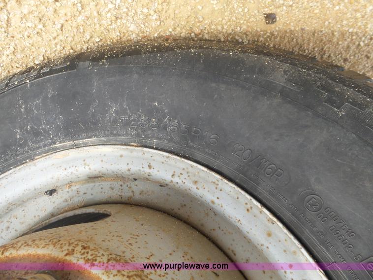 image for item AQ9632 1999 Ford F350 Super Duty Crew Cab pickup truck cab and chassis