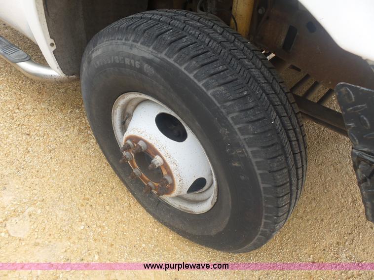 image for item AQ9632 1999 Ford F350 Super Duty Crew Cab pickup truck cab and chassis