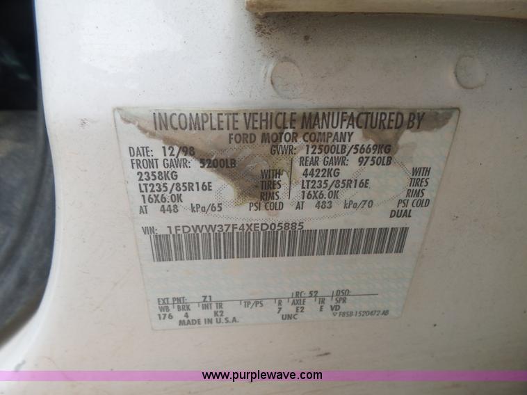 image for item AQ9632 1999 Ford F350 Super Duty Crew Cab pickup truck cab and chassis