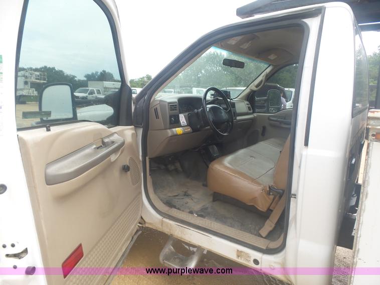 image for item AQ9634 2002 Ford F550 utility truck