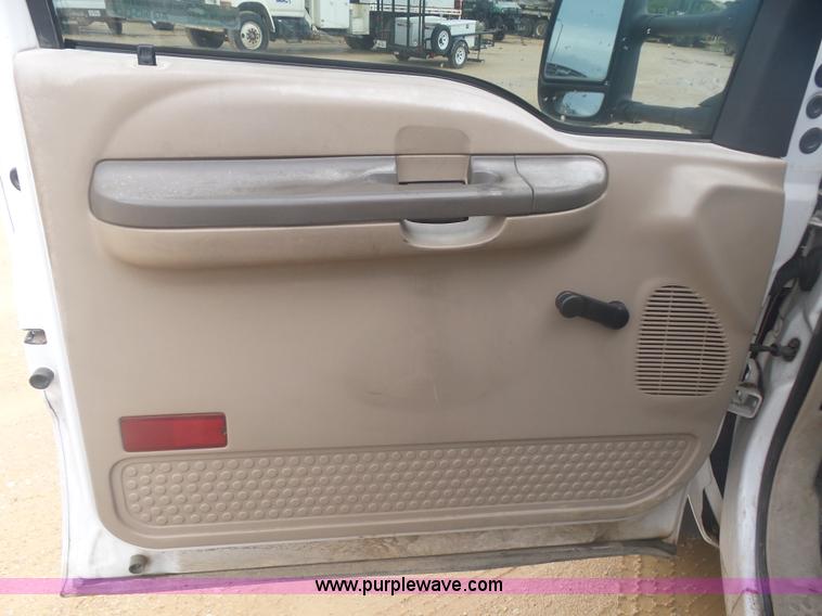 image for item AQ9634 2002 Ford F550 utility truck