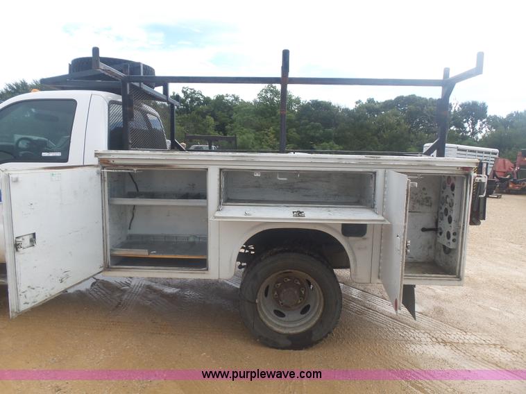 image for item AQ9634 2002 Ford F550 utility truck