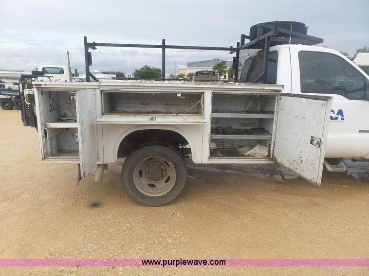 image for item AQ9634 2002 Ford F550 utility truck