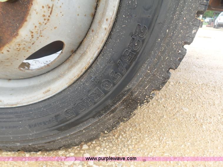 image for item AQ9634 2002 Ford F550 utility truck