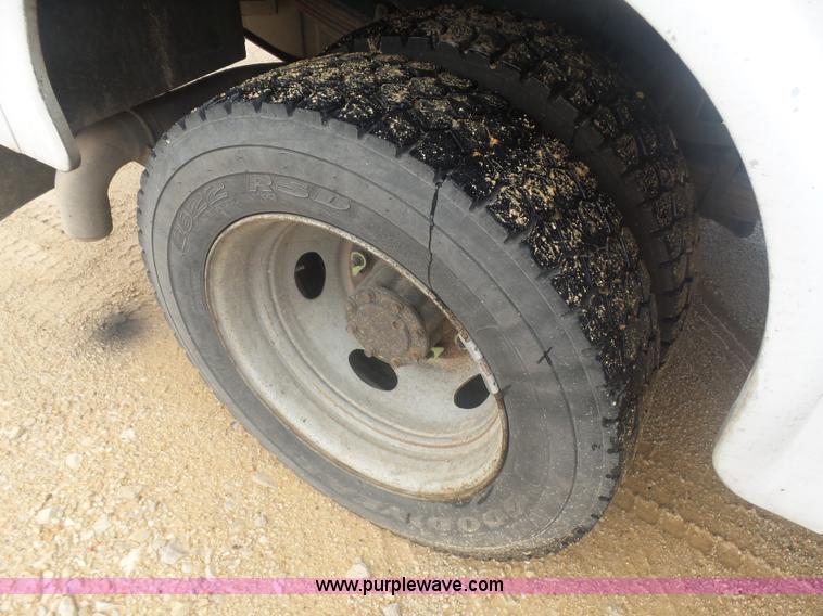 image for item AQ9634 2002 Ford F550 utility truck