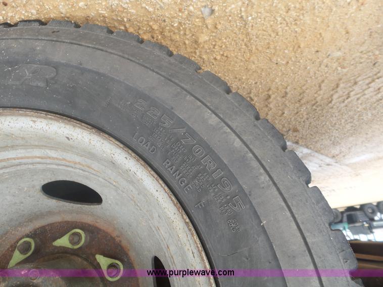 image for item AQ9634 2002 Ford F550 utility truck