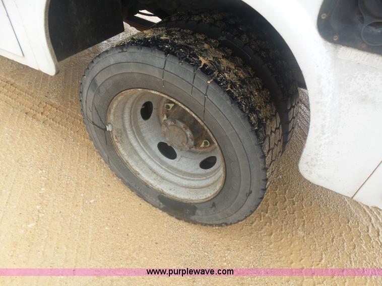 image for item AQ9634 2002 Ford F550 utility truck