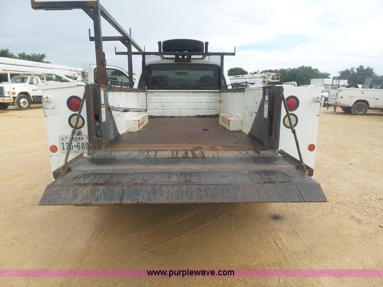 image for item AQ9634 2002 Ford F550 utility truck