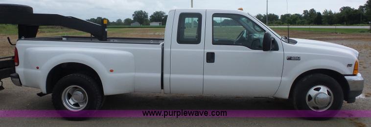 image for item BX9260 2001 Ford F350 Super Duty SuperCab pickup truck