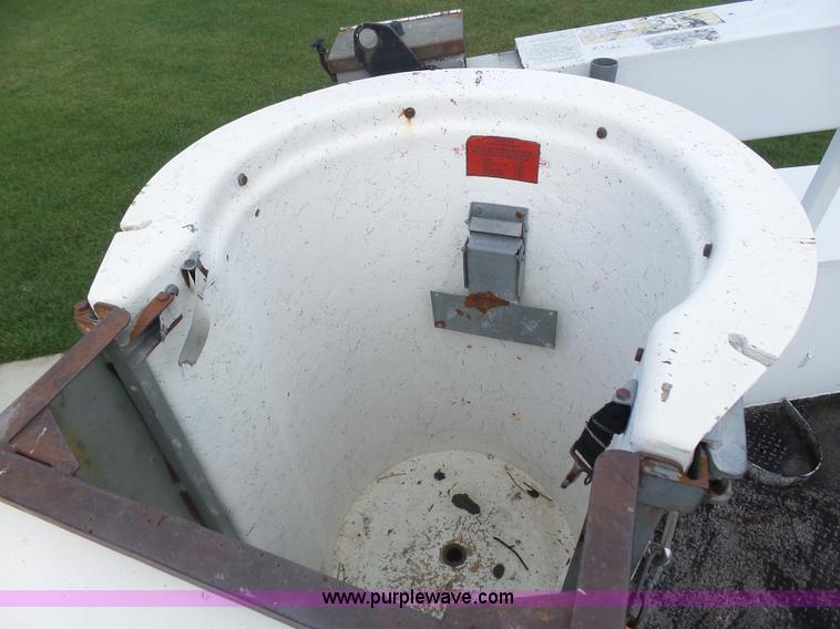 image for item BY9557 1995 Ford F450 Super Duty bucket truck