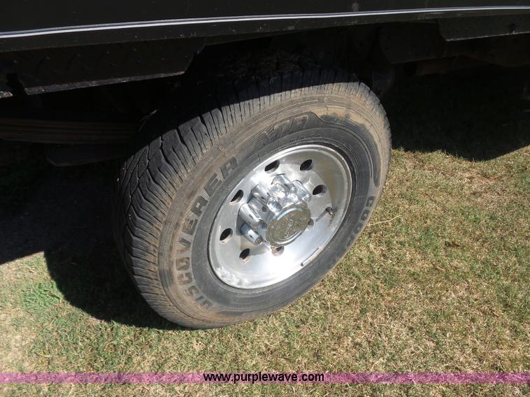 image for item CD9392 2000 Ford F250 Super Duty SuperCab flatbed pickup truck