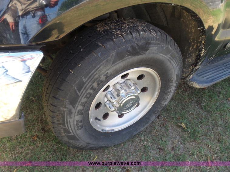 image for item CD9392 2000 Ford F250 Super Duty SuperCab flatbed pickup truck