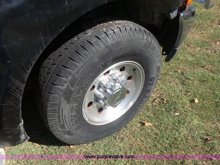 image for item CD9392 2000 Ford F250 Super Duty SuperCab flatbed pickup truck