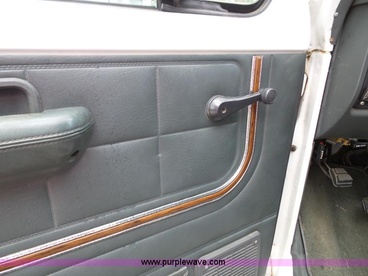 image for item J4816 1991 Ford Econoline E350 ambulance