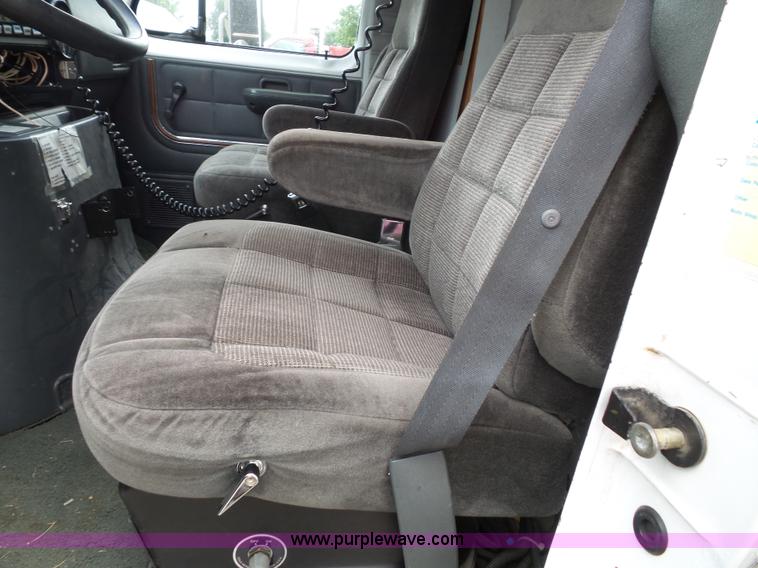 image for item J4816 1991 Ford Econoline E350 ambulance