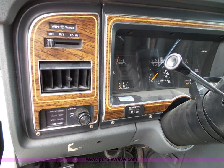 image for item J4816 1991 Ford Econoline E350 ambulance