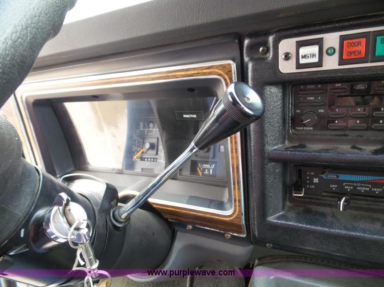 image for item J4816 1991 Ford Econoline E350 ambulance