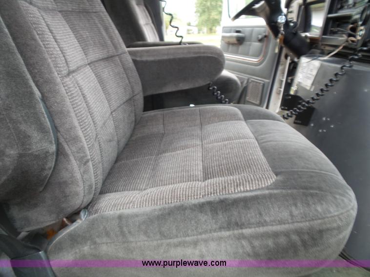 image for item J4816 1991 Ford Econoline E350 ambulance