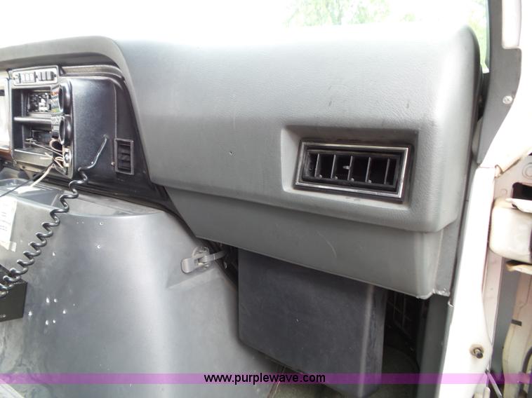 image for item J4816 1991 Ford Econoline E350 ambulance