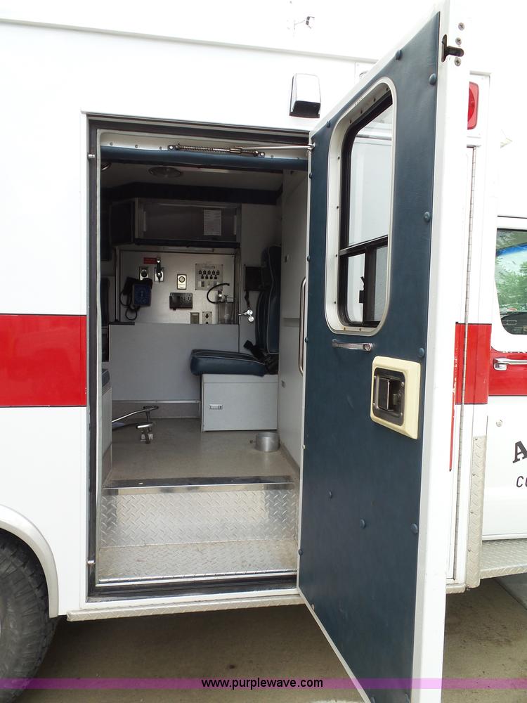 image for item J4816 1991 Ford Econoline E350 ambulance