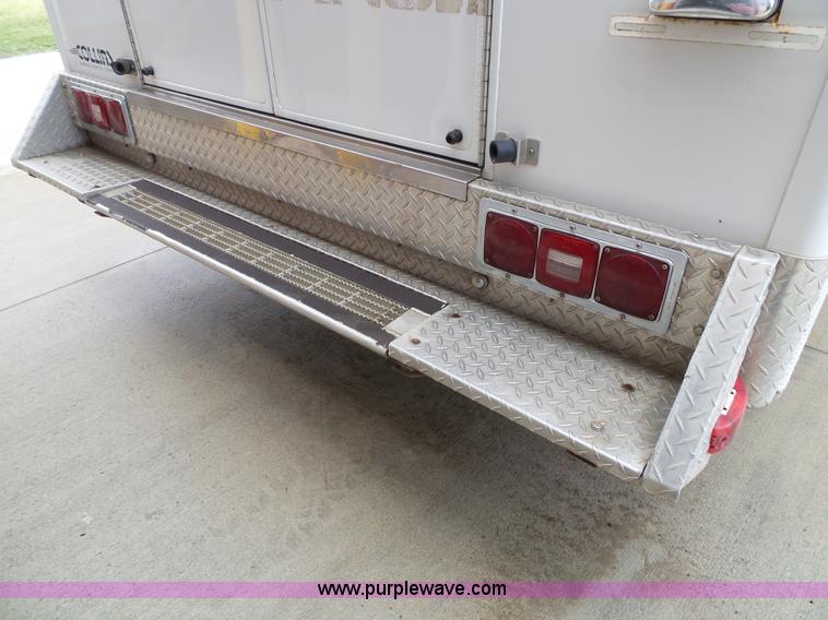 image for item J4816 1991 Ford Econoline E350 ambulance