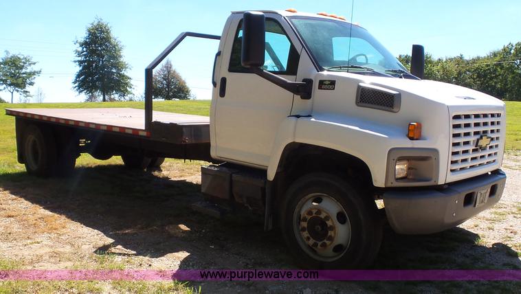 image for item J4821 2006 Chevrolet C6500 flatbed truck