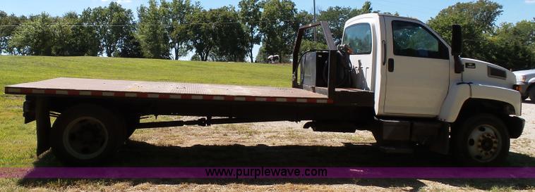 image for item J4821 2006 Chevrolet C6500 flatbed truck