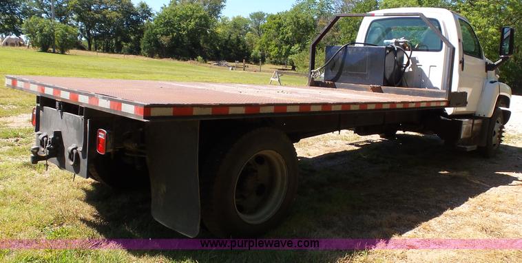 image for item J4821 2006 Chevrolet C6500 flatbed truck