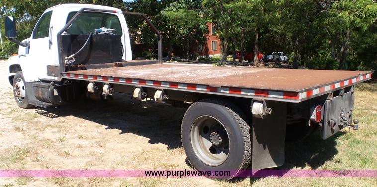 image for item J4821 2006 Chevrolet C6500 flatbed truck