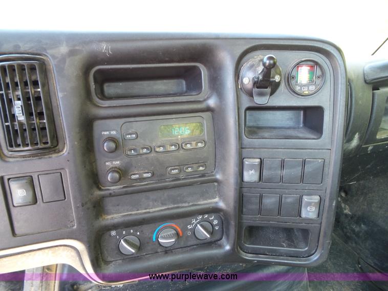 image for item J4821 2006 Chevrolet C6500 flatbed truck