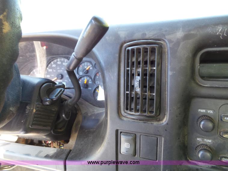 image for item J4821 2006 Chevrolet C6500 flatbed truck