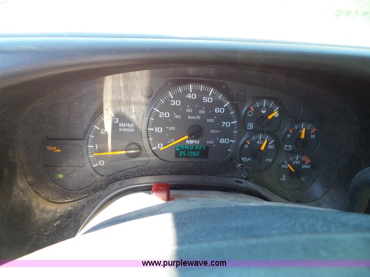 image for item J4821 2006 Chevrolet C6500 flatbed truck