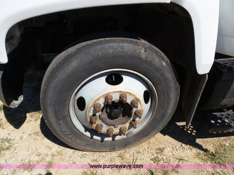 image for item J4821 2006 Chevrolet C6500 flatbed truck