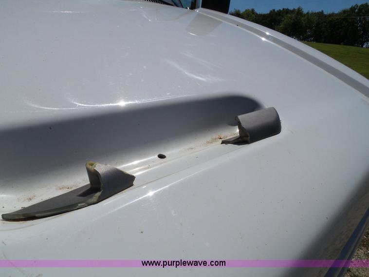 image for item J4821 2006 Chevrolet C6500 flatbed truck