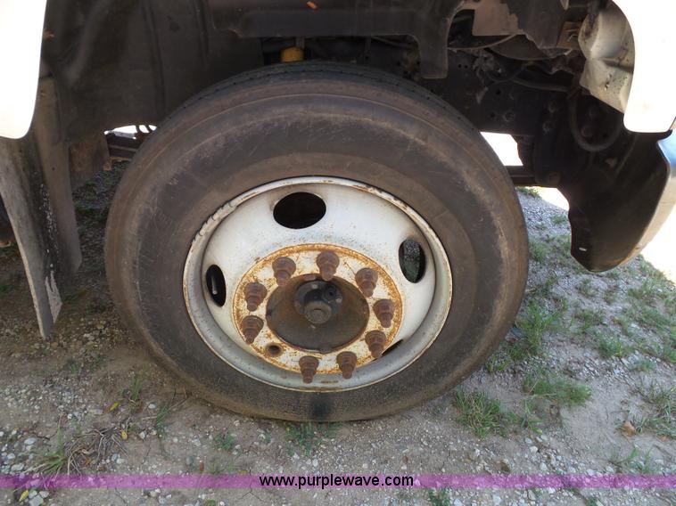 image for item J4821 2006 Chevrolet C6500 flatbed truck